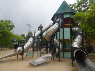 Ampliació o nova creació d´un parc infantil al barri Les Begudes amb grans tobogans i nous espais lúdics  per a nens
